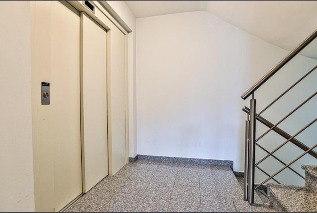 Elegant Spacious Room, Steps From Train Station *