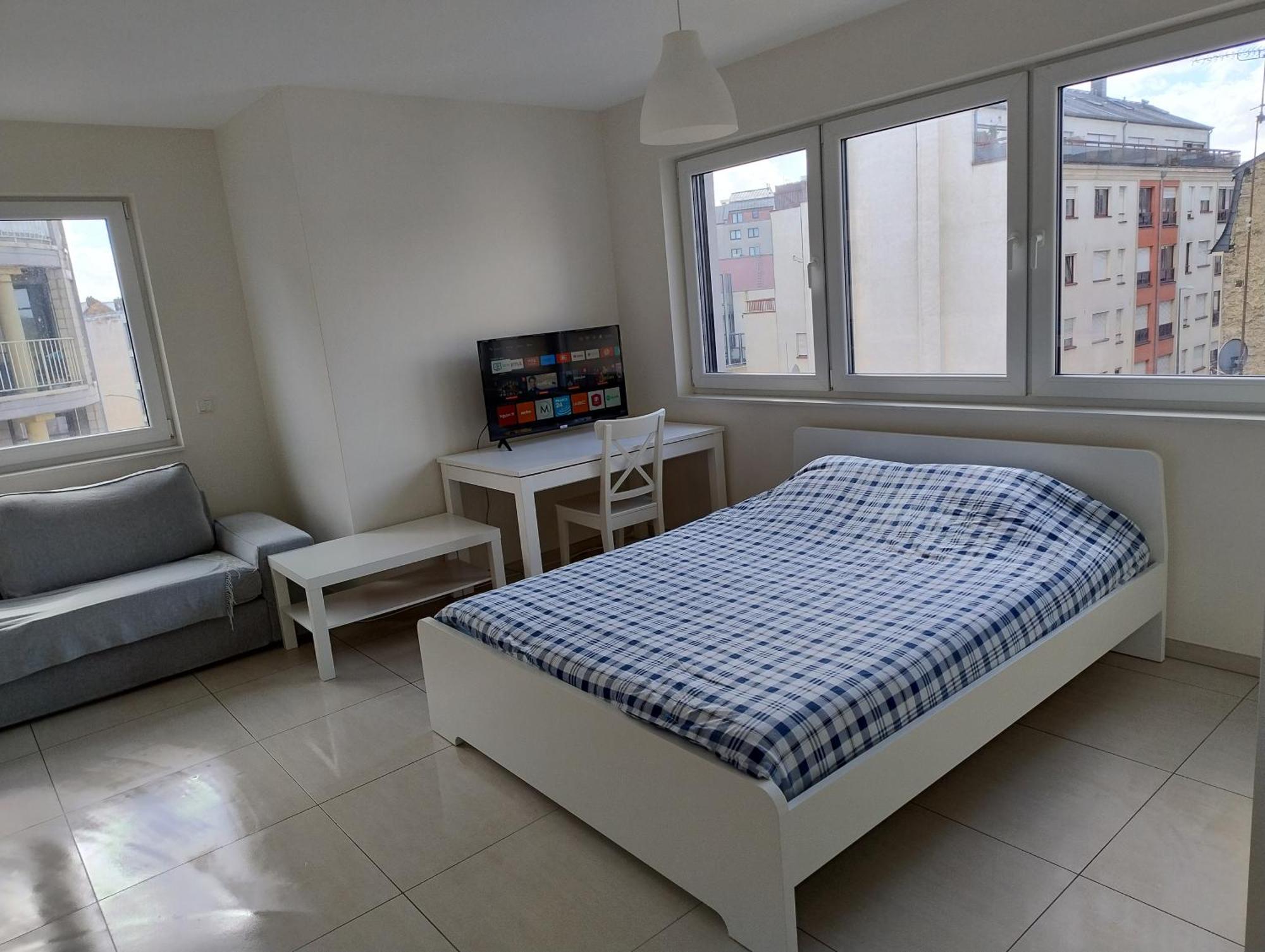 Elegant Spacious Room, Steps From Train Station Guest house